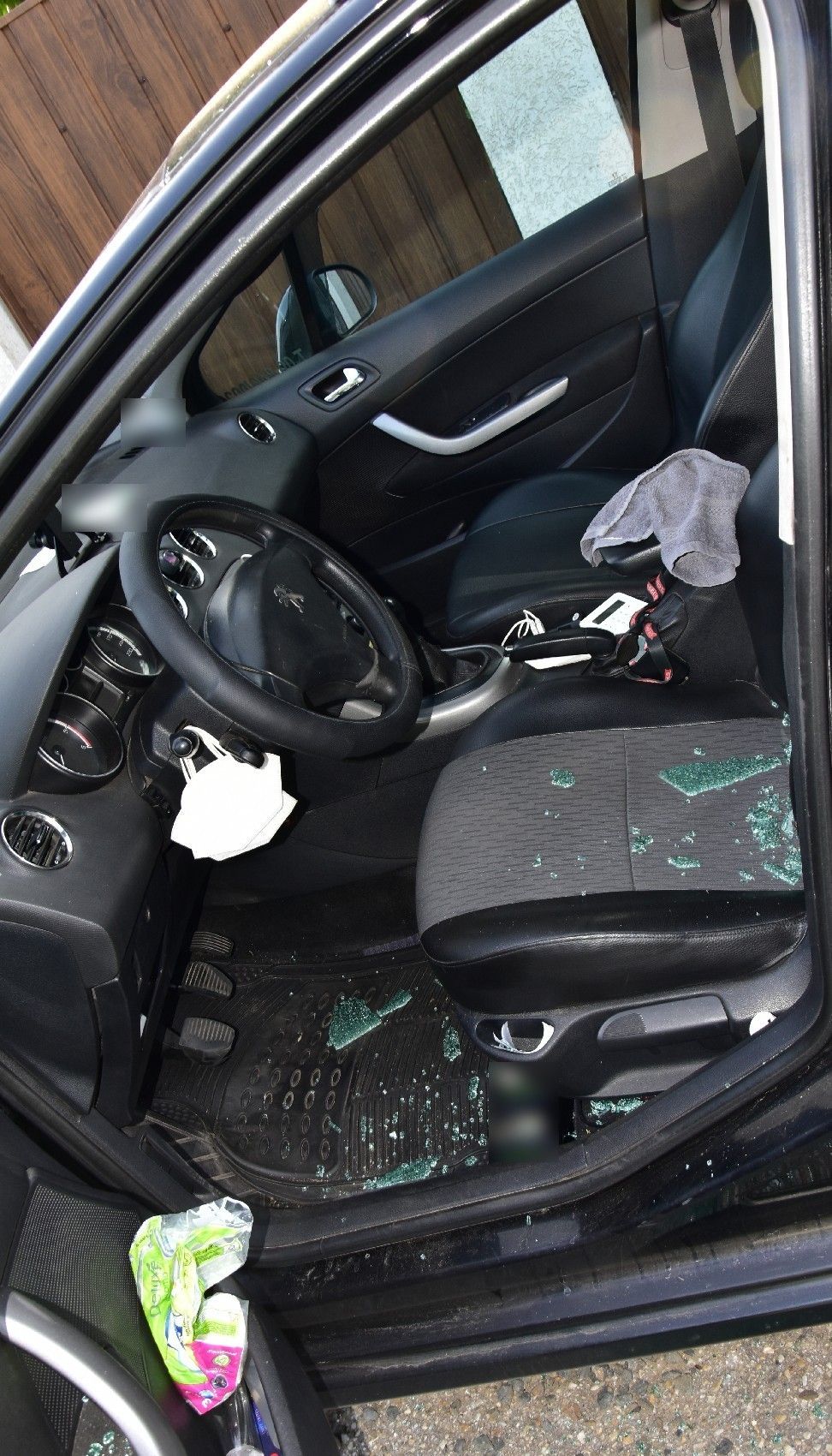 A tolvaj több autó ablakát is betörte