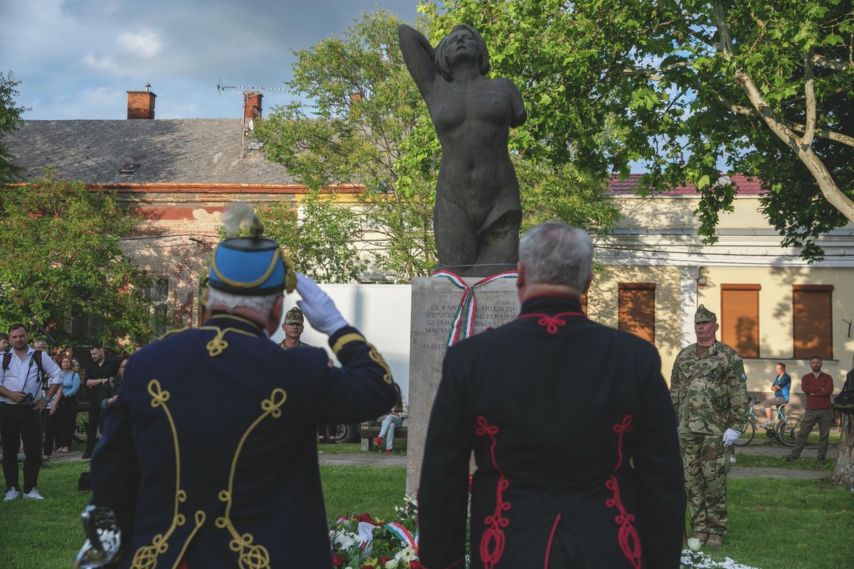 A trianonra emlékezők Émile Guillaume Magyar fájdalom című szobra előtt gyűltek össze