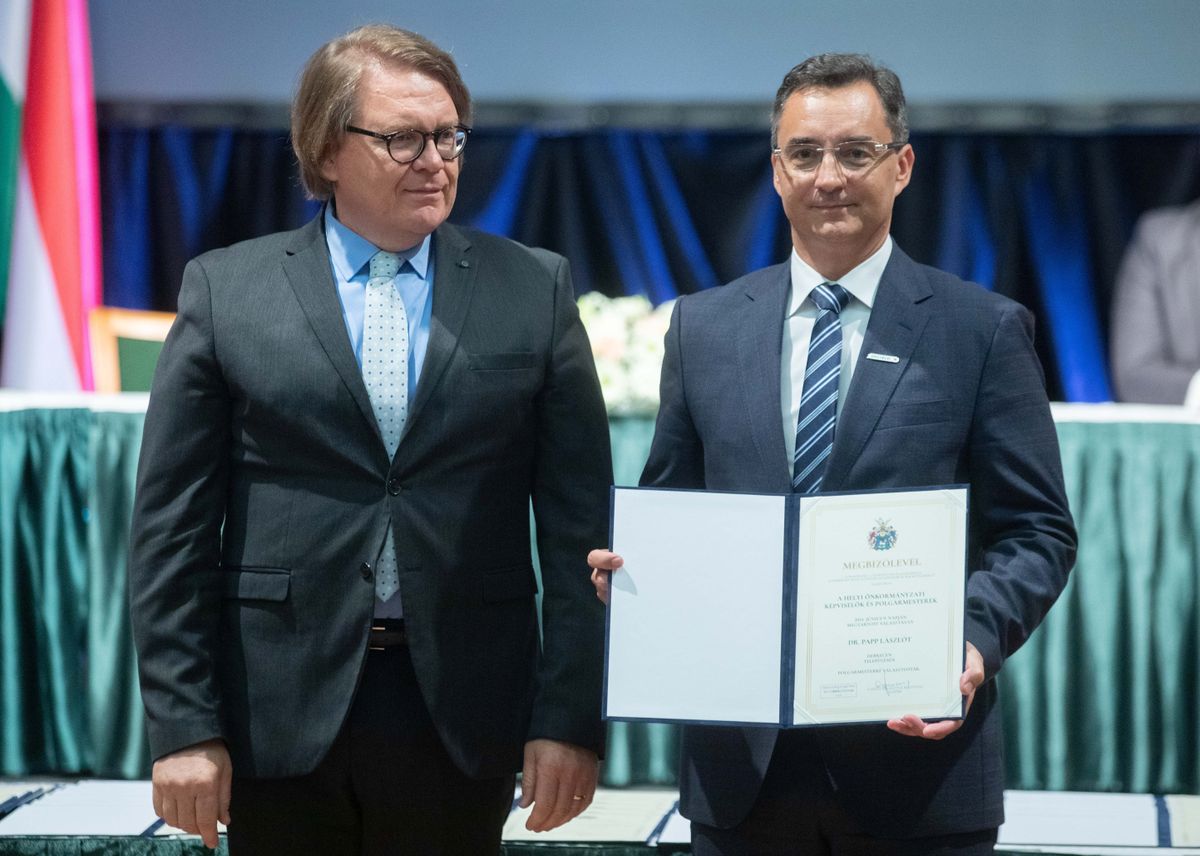 A megbízólevél immár Papp László polgármester (jobbról) kezében;  Kovács Tibor Józseftől vette át Debrecen haon