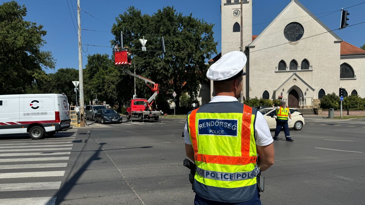 Rendőrök segítik a tovább haladást Debrecen egyik forgalmas útkereszteződésében