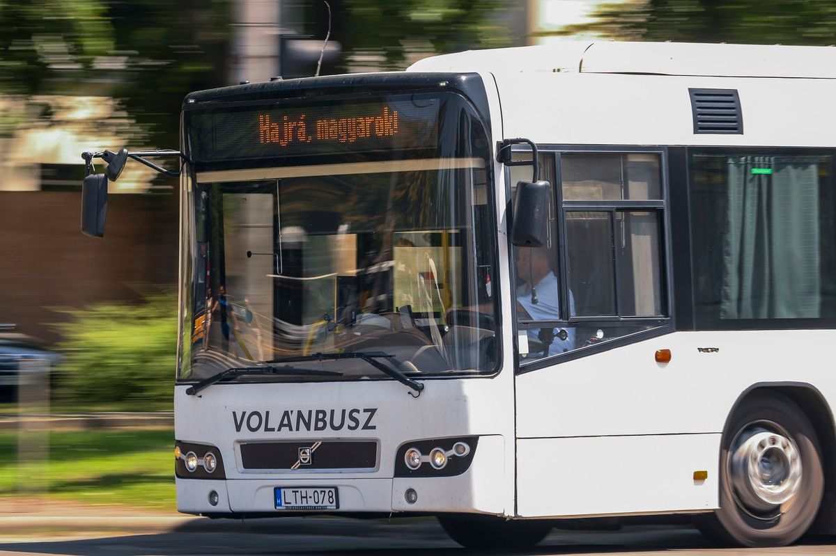 „Hajrá, magyarok!” feliratok a Volánbusz járatain Debrecenben