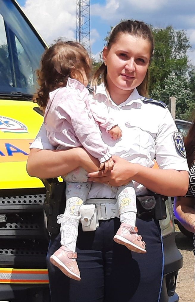 Rendőrnő segített az innivalóját félrenyelő kislányon Debrecenben