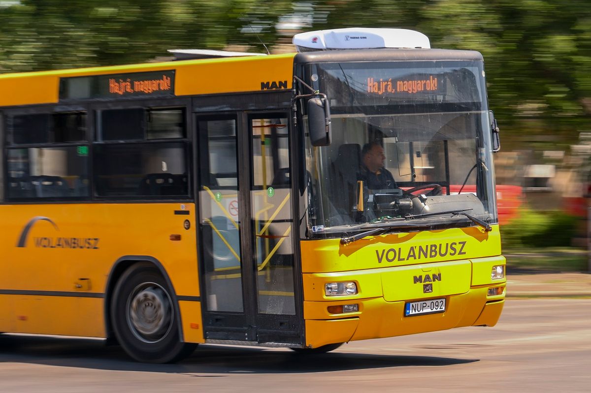 „Hajrá, magyarok!” feliratok a Volánbusz járatain Debrecenben