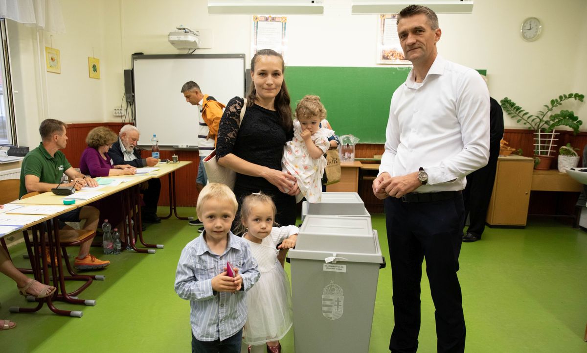 A Fábián házaspárt nem zavarta az  eső, a három gyermekével érkezett szavazni Debrecen haon