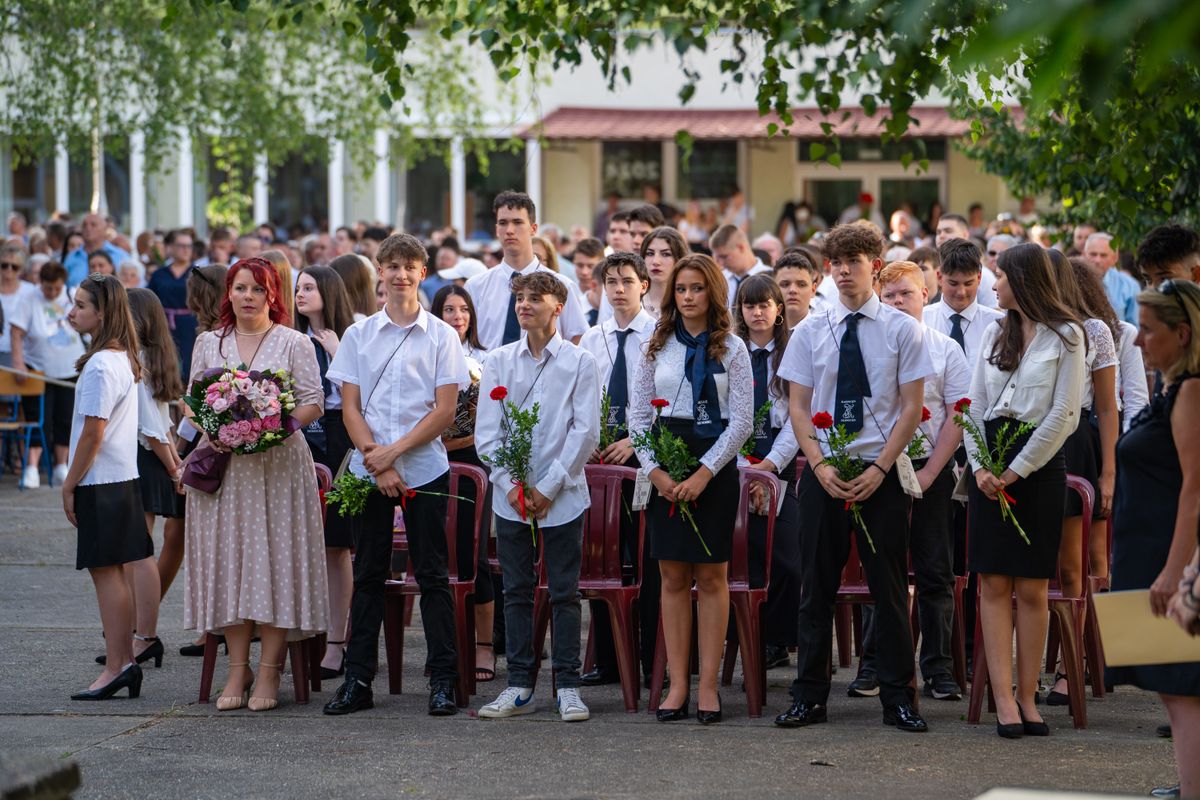 Czakóné Vágó Xénia és a végzős diákok az iskolai ünnepségen