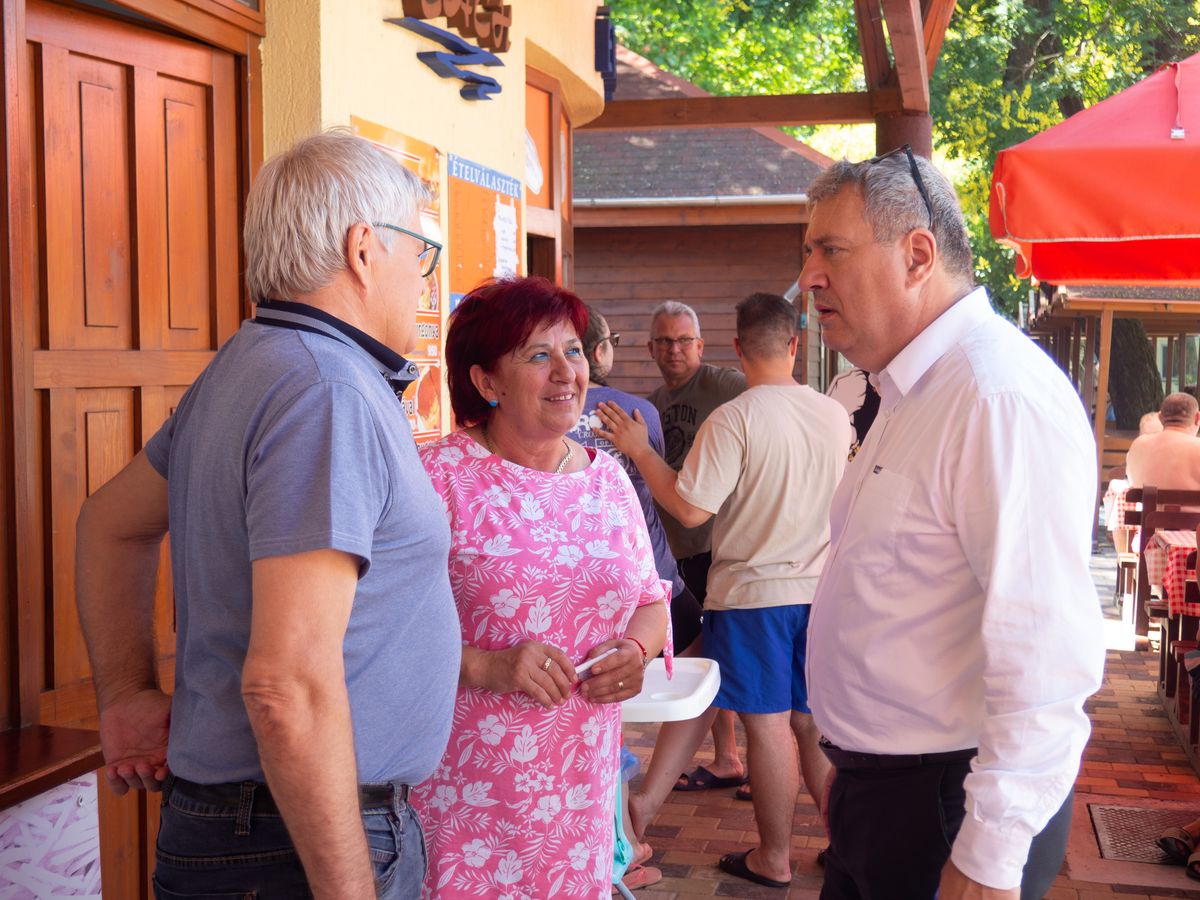 Kiss Attila, a Fidesz-KDNP hajdúböszörményi polgármesterjelöltje is felkereste a választások miatt a helyieket