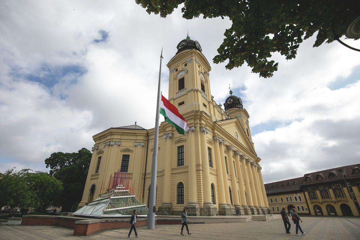 A nemzeti összetartozás napja alkalmából felvonták, majd félárbócra eresztették a magyar zászlót a debreceni Kossuth téren