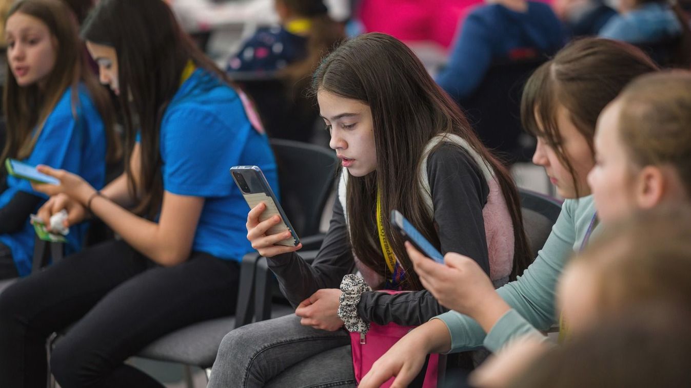 Törvény szabályozhatja az iskolai mobilhasználatot, a debreceni pedagógus szerint szükségszerű