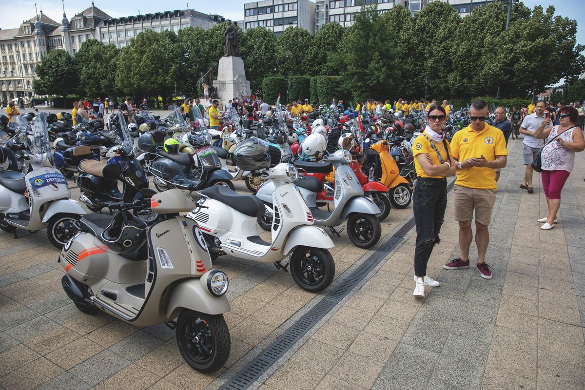 A debreceni Kossuth téren gyűlt össze a sok vespa jármű haon