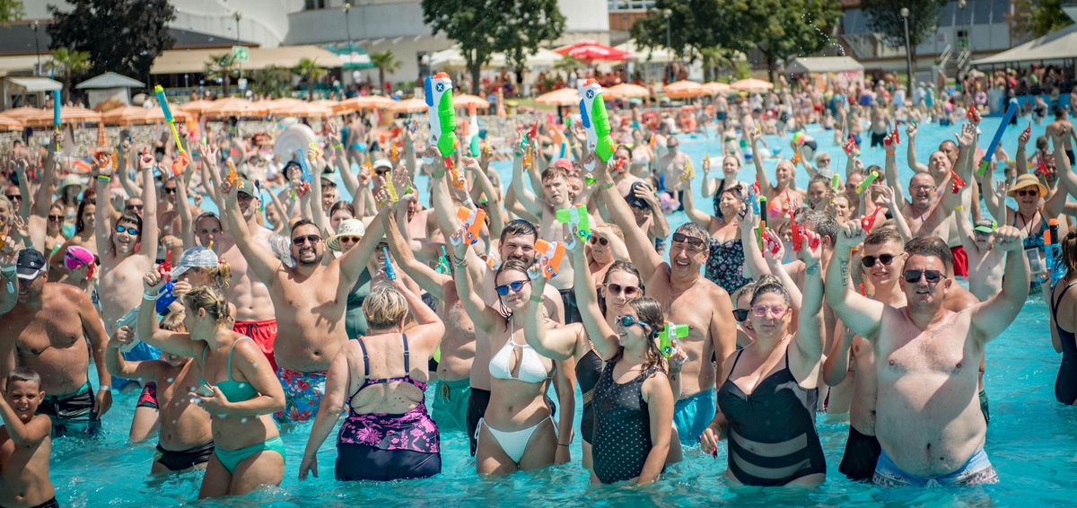 A hajdú-bihari strandárak közt nem a legmagasabb Európa legnagyobb fürdőkomplexumának belépője. A hajdúszoboszlói strandon nemrég vízipisztolycsata zajlott (képünkön) haon