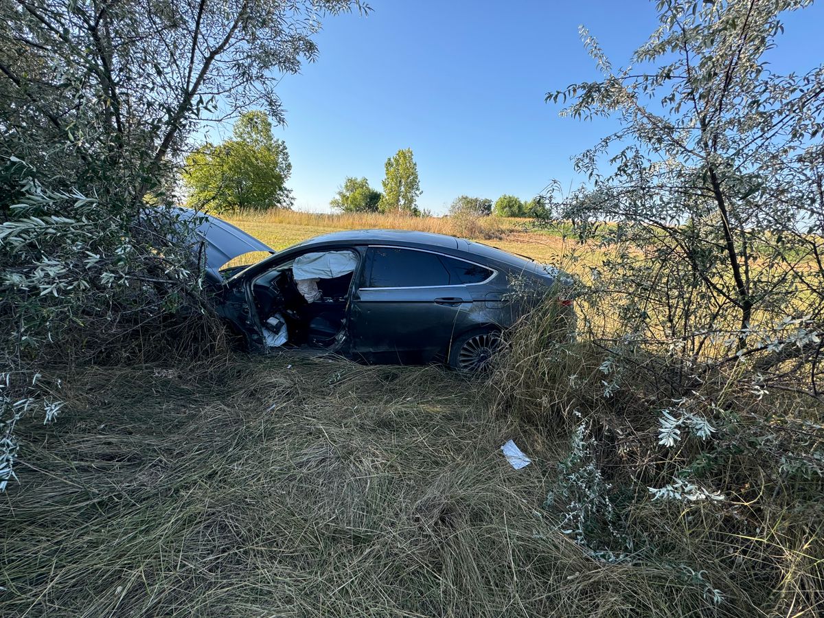 A baleset következtében az autó lesodródott az útról