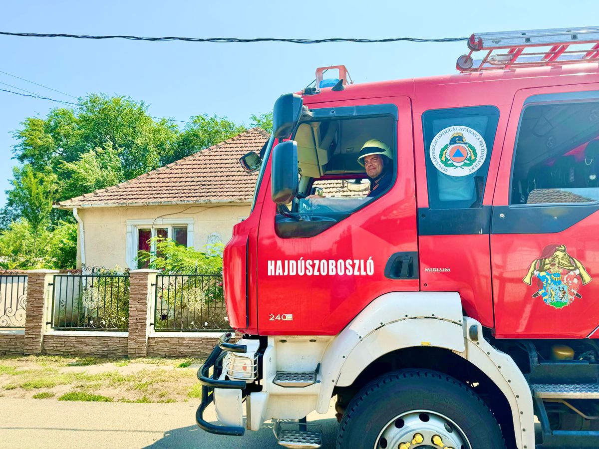 Tűzoltók vonultak a hajdúszováti Magyari Imre utcába