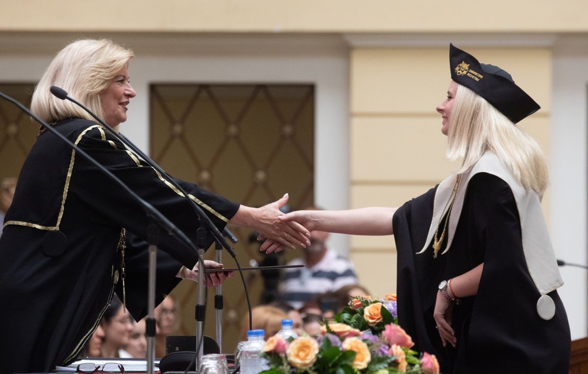 Móré Marianna dékán diplomát ad át az ünnepségen Debrecen haon