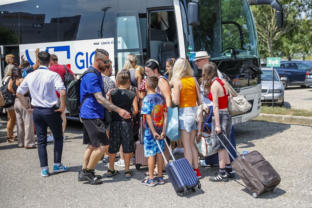 Felszállóban a transzferbusz utasai a bezárt debreceni repülőtéren haon