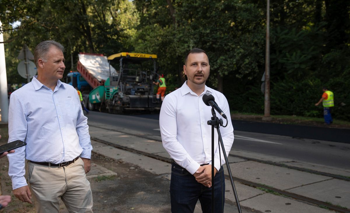 Juráskó Róbert (balról) és Szűcs Sándor beszélt a Nagyerdei körút megújításának részleteiről Debrecen haon