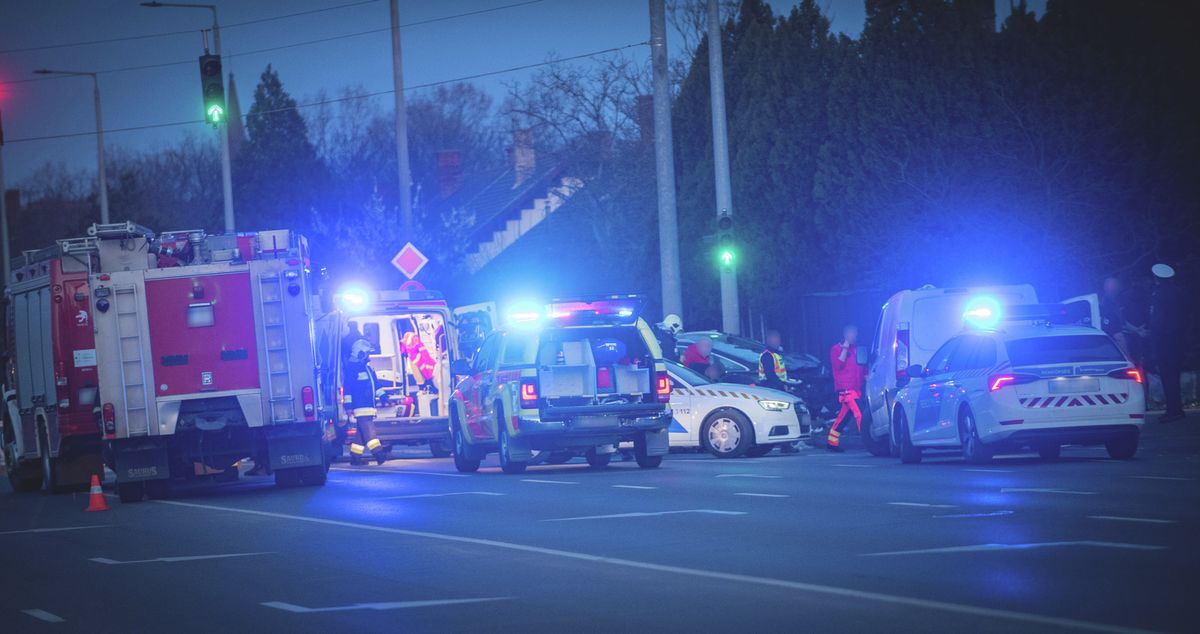 A márciusi baleset következtében mindkét autó a járdára hajtott