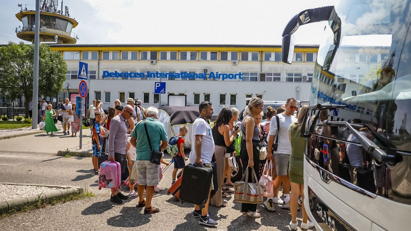 Ez van: a transzferbusz utasai tudomásul veszik a debreceni repülőtér bezárását