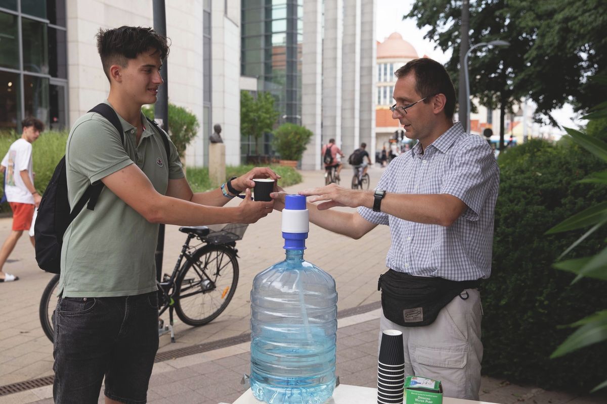 A Csapó utcán is minden nap van vízosztás