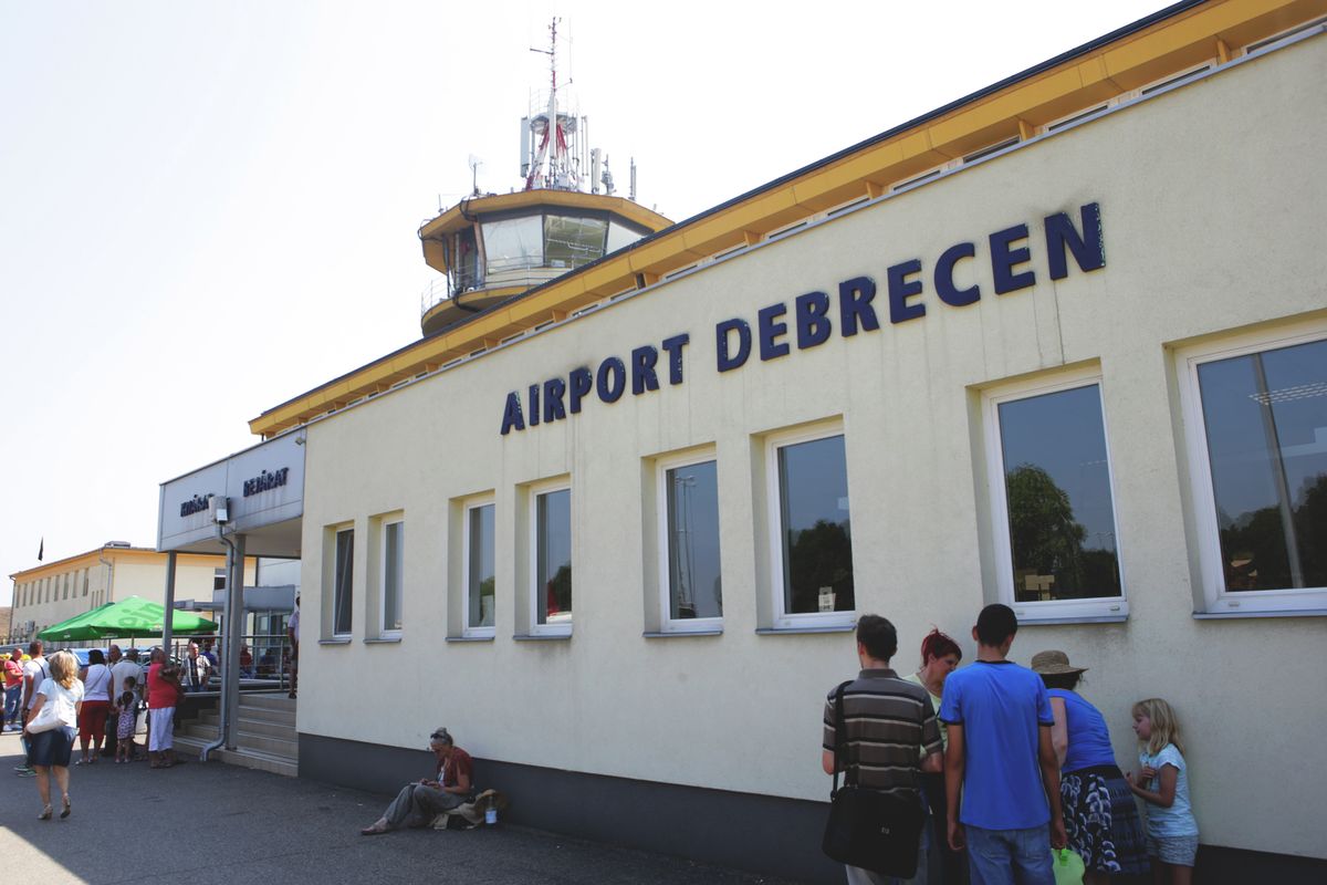 A debreceni reptérről busz szállítja az utasokat haon