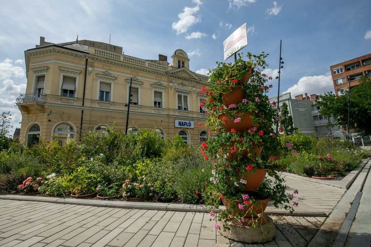 A karnevál előtt, a virágba borult Dósa nádor térrel Napló-székház Debrecen haon