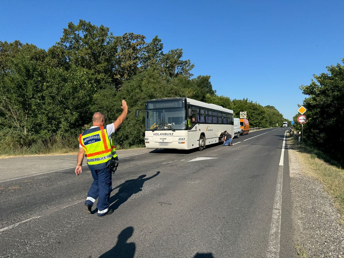 Egy busz állt meg segíteni a baleset érintettjeinek, azonban lerobbant