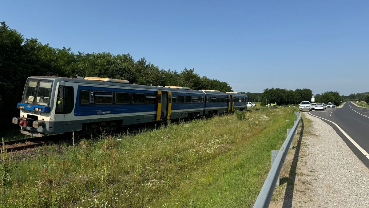 Baleset Nyíradony és Debrecen között: traktorral ütközött egy vonat