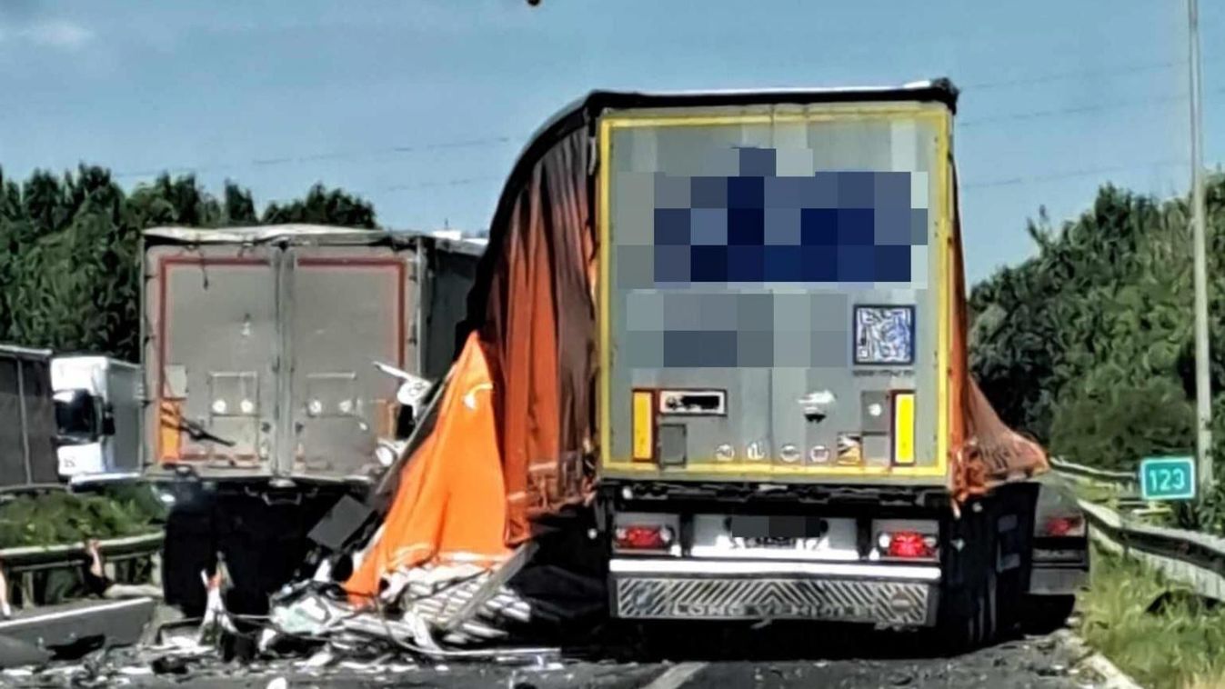 Megrázó videó: így történt a halálos kamionbaleset az autópályán