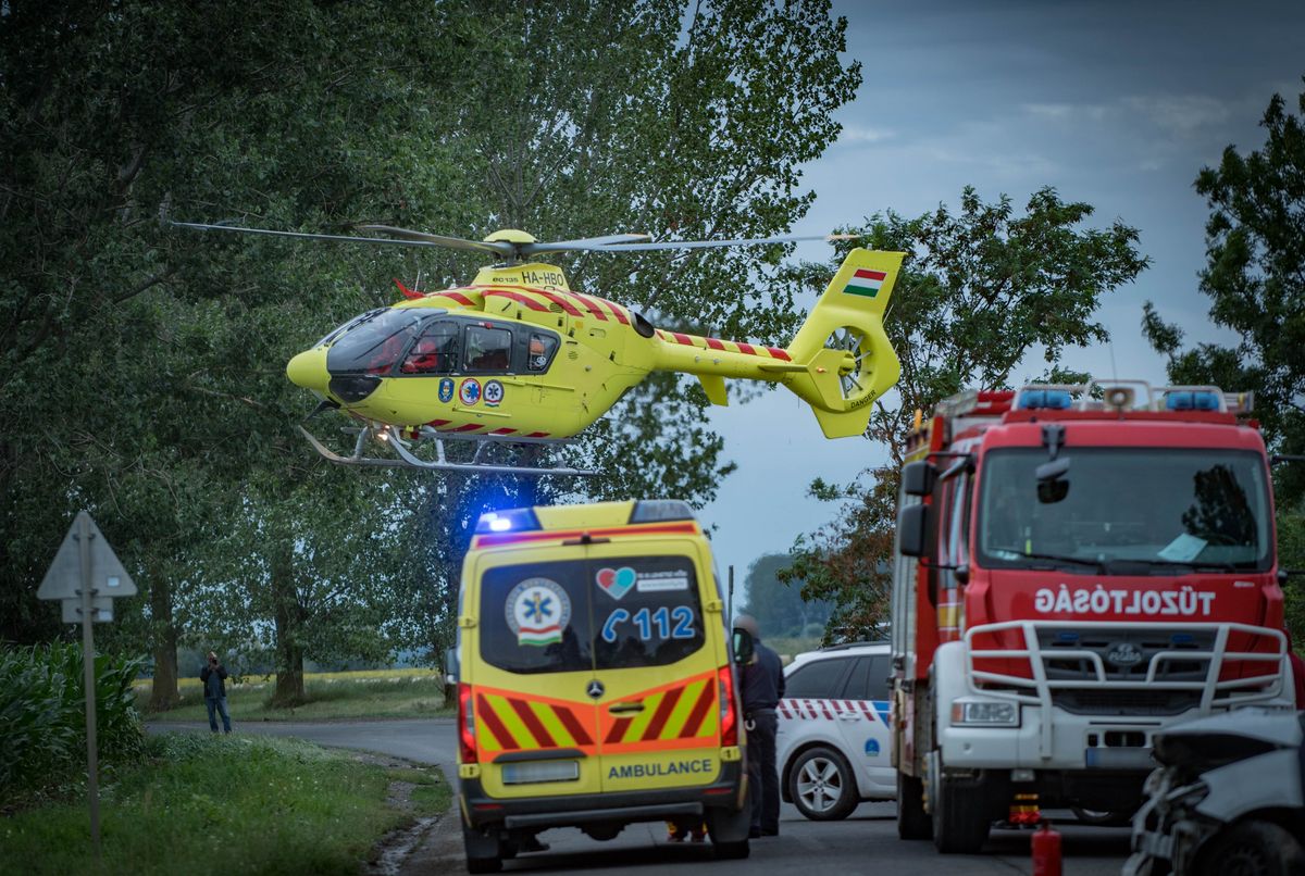 Mentőhelikopter a Berettyóújfalu mellett történt baleset helyszínén