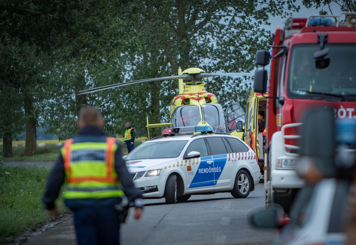 Mentőhelikopter vitte kórházba a Berettyóújfalunál fának csapódott autó sofőrjét
