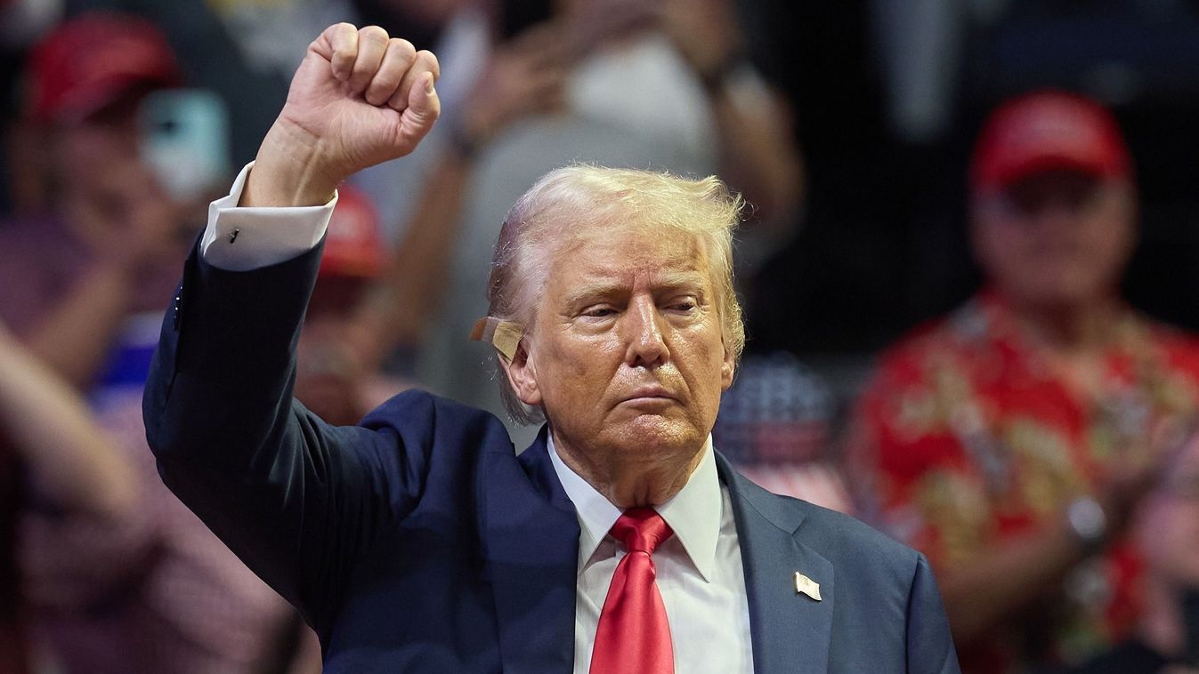 Szigorított biztonság: a merénylet óta először tartott választási gyűlést Trump