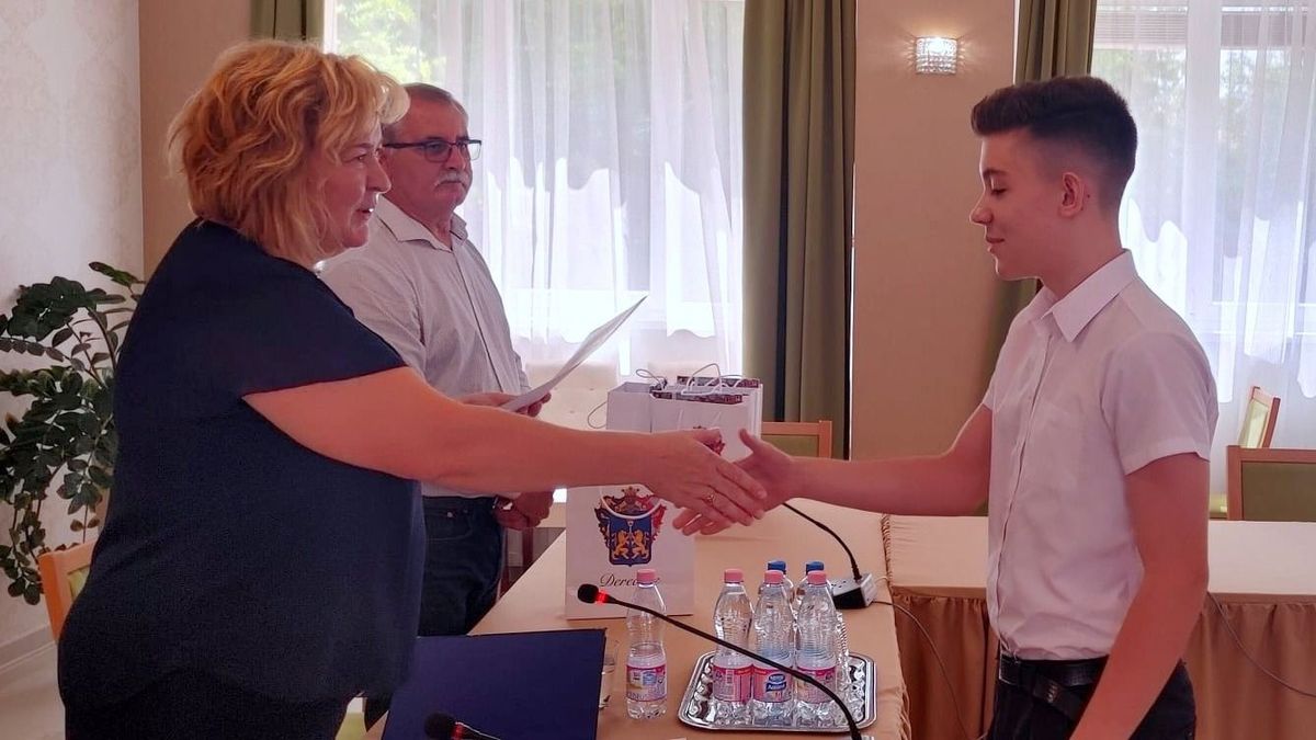 Elismerő okleveleket és könyvjutalmat kaptak a fiatalok Derecske városnapja alkalmából
