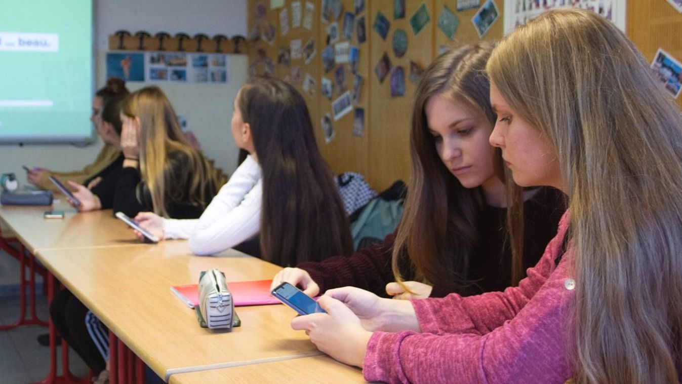 „Vegyék is el, minek az?” – reagált egy nyugdíjas az iskolai mobilhasználatra