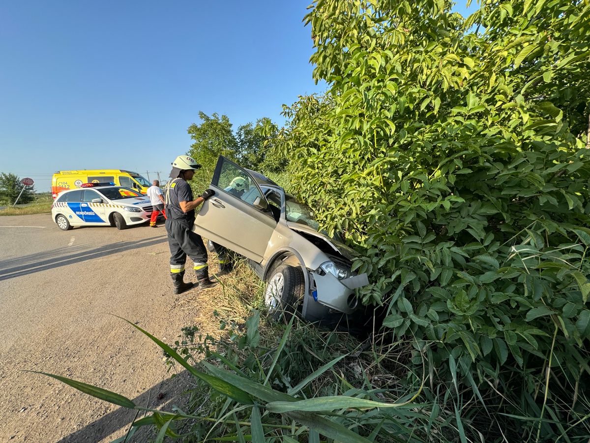 Árokba csúszott egy személyautó a 4-es főútnál, a Keleti-főcsatorna közelében