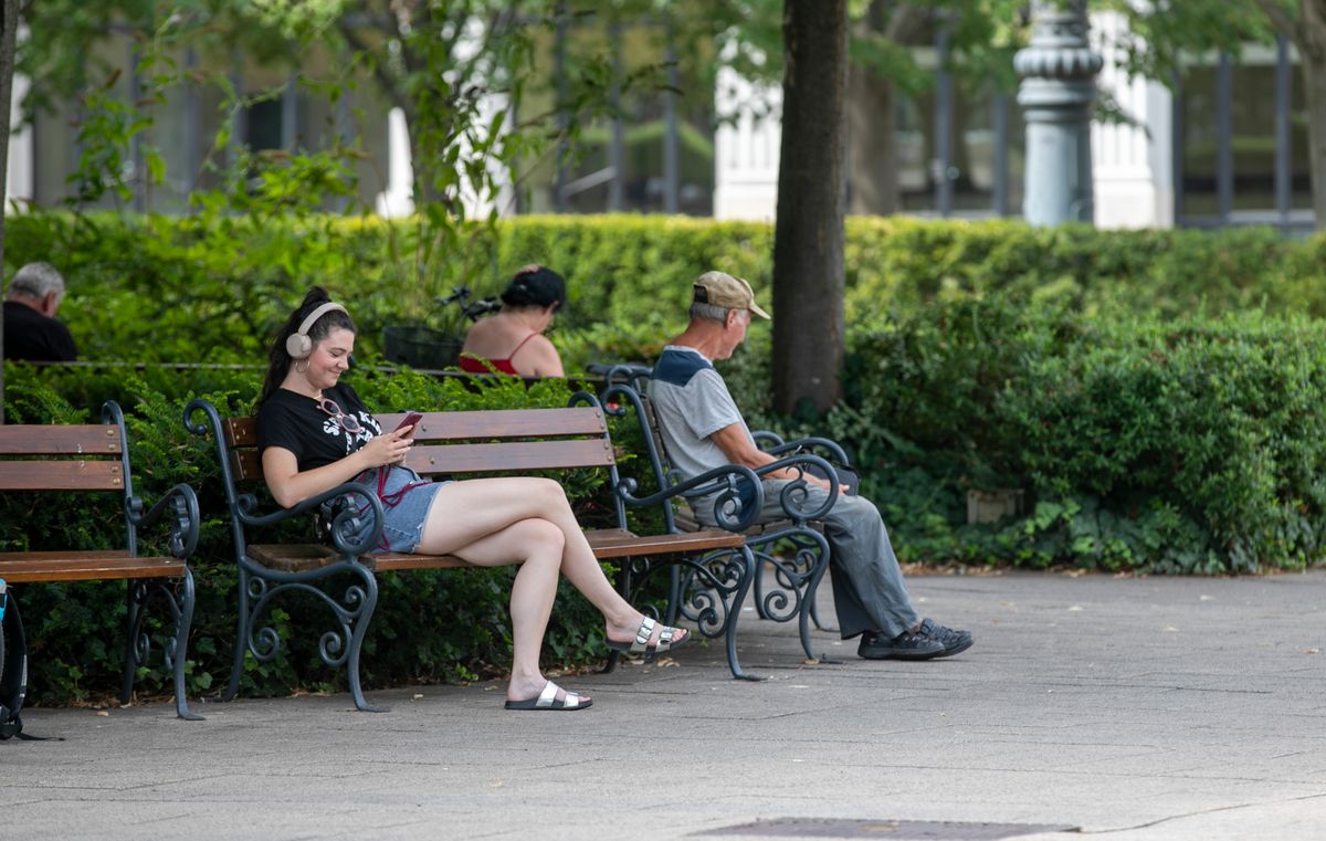 Többen az árnyékban, a padokon hűsöltek