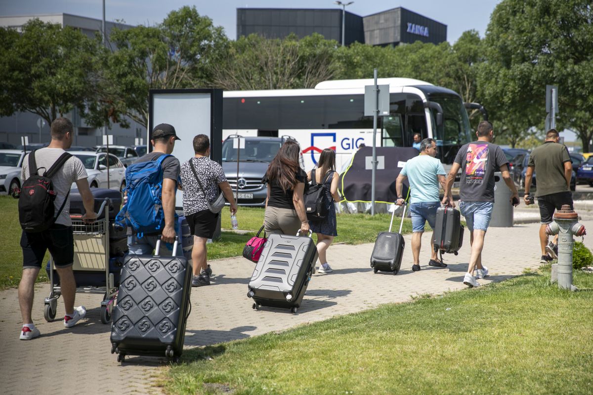 Busz a debreceni repülőtér előtt: Budapestre viszik az utasokat haon