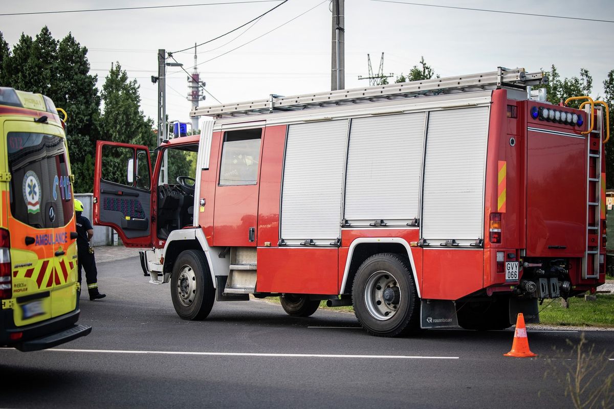 Tűzoltók és mentők is érkeztek a baleset helyszínére 