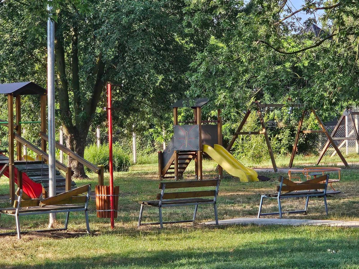 Megrongálták a padokat az újlétai játszótéren