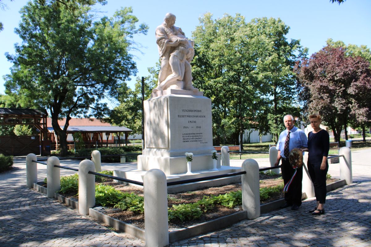 Maczik Erika és Réz Szilárd a hősi emlékműnél emlékeztek meg a világháborúról