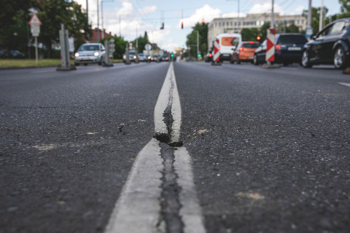 Múlt csütörtökön kis felületen beszakadt az aszfalt Debrecenben, a Wesselényi utca belső sávjait lezárták