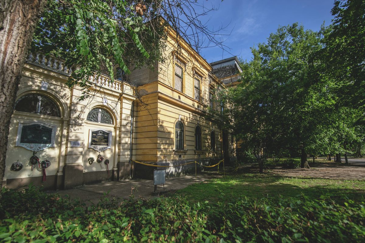 A Csengő utcai gimnáziumhoz tartozó, volt Bocskai laktanya főépületi 27. számú irodaépületére is felújítás várhat