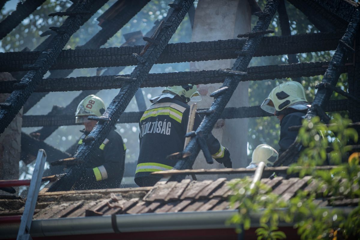 Derecskei tűz: lakhatatlanná vált az idős asszony háza