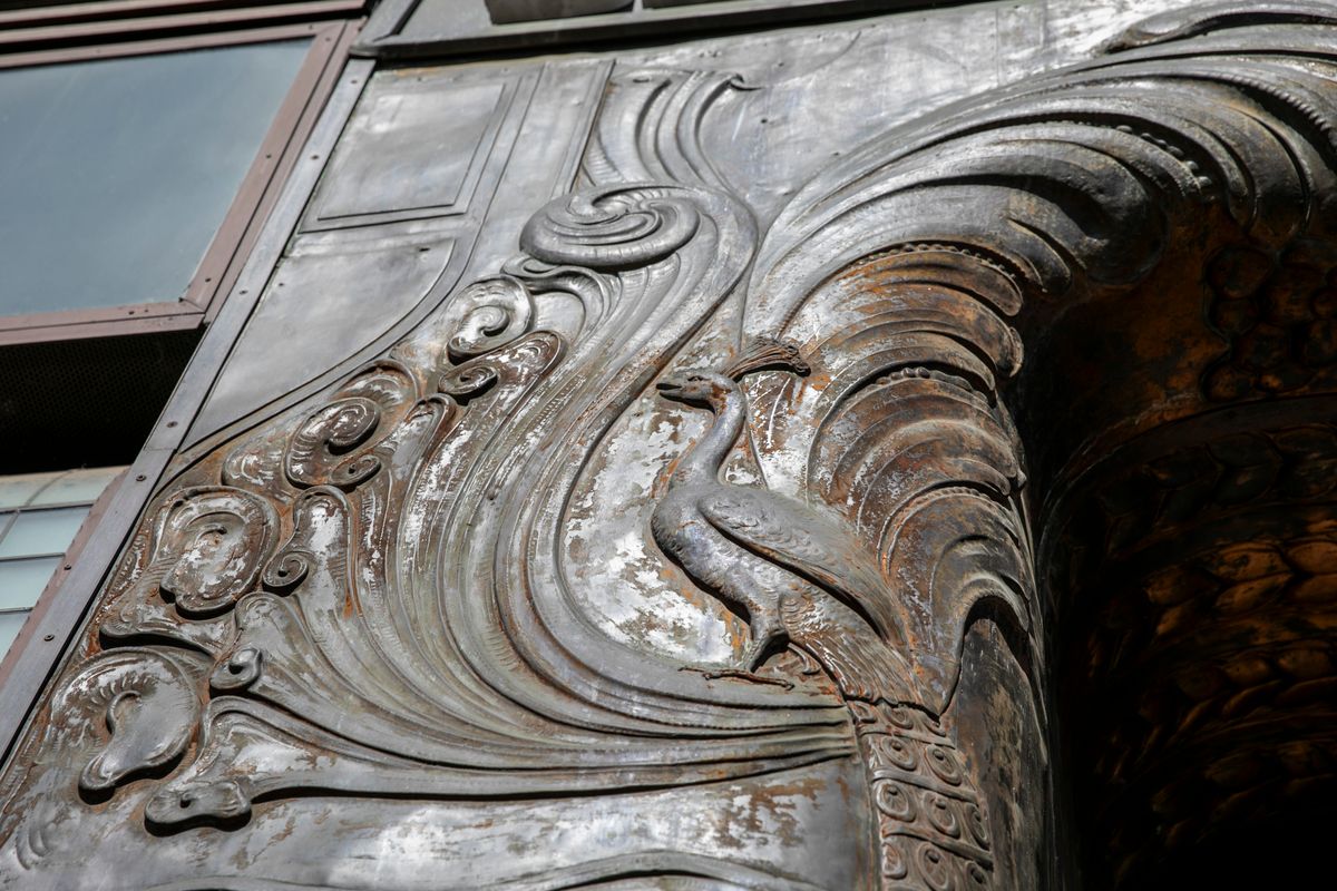 bronz portál, első takarékpénztár, debrecen
