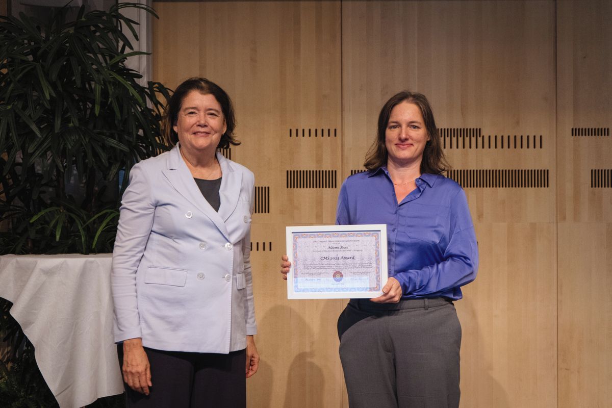 Béni Noémi (jobbról), a HUN-REN ATOMKI tudományos munkatársa, a CERN 2023. évi CMS-díjjal kitüntetett kutatója. A díjat átadta Patricia McBride (balról), a CMS szóvivője