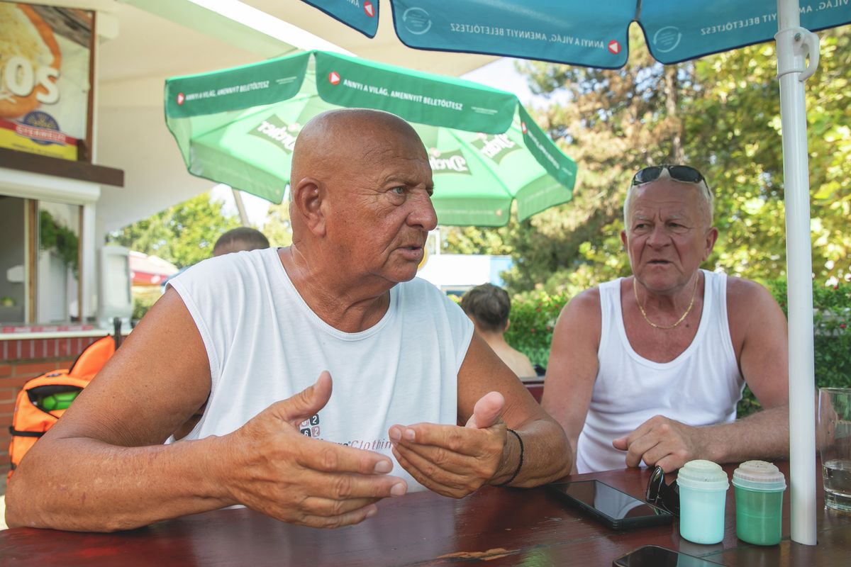 Jákob Gábor (balról) és Nagy István "Csicseri" számolt be a Haonnak arról, mik voltak régen a legjobb strandkaják
Haon strand retró