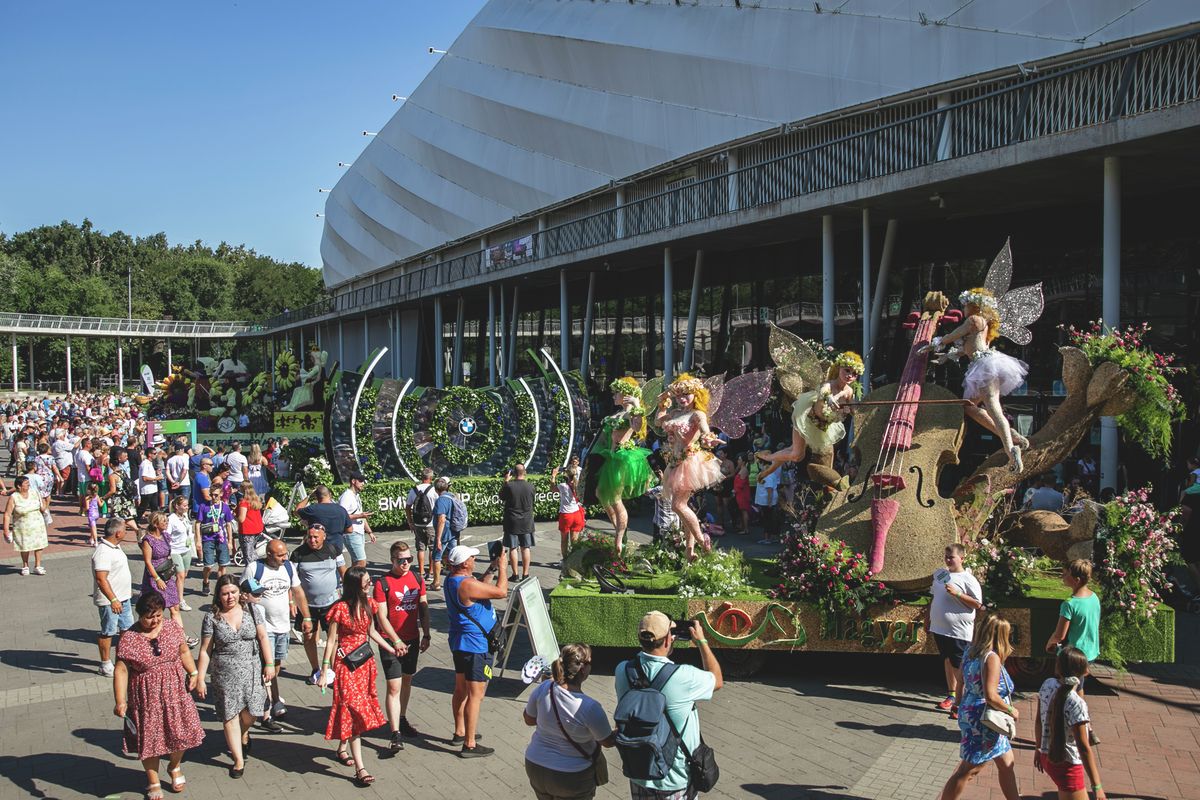 Közvetlen közelről meg lehet nézni a virágkocsikat a Nagyerdei Stadion mellett