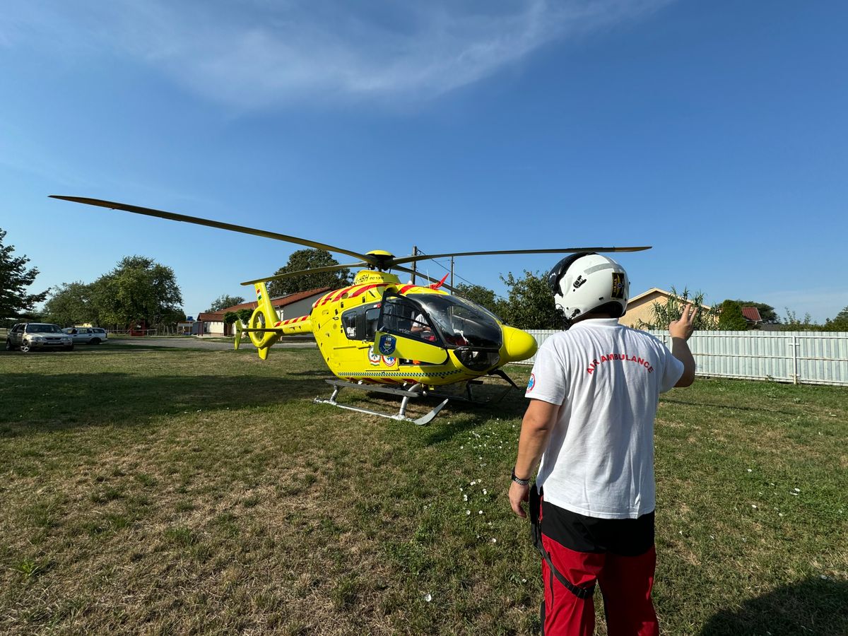 Mentőhelikopter szállt le Ebesen, darázscsípés