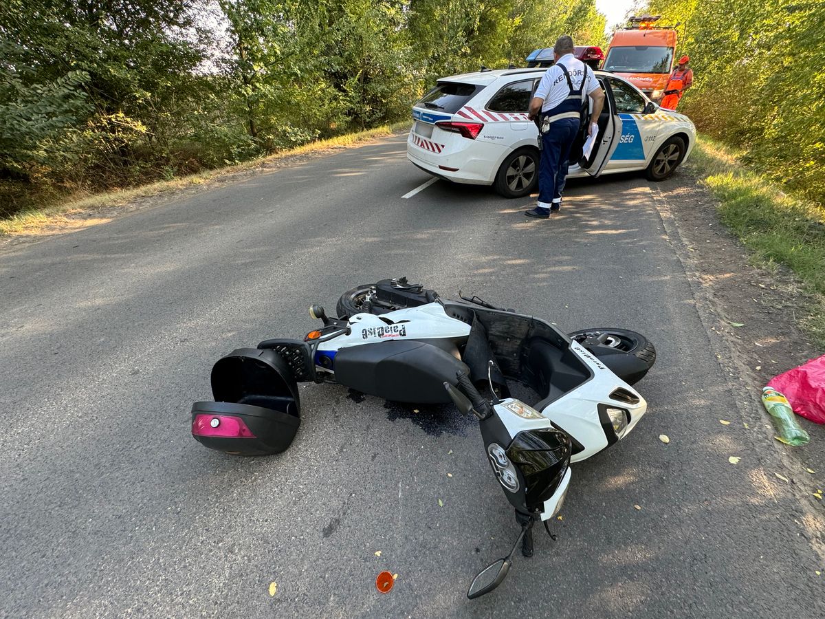 Motoros és autó ütközött Hajdúszovát és Debrecen között