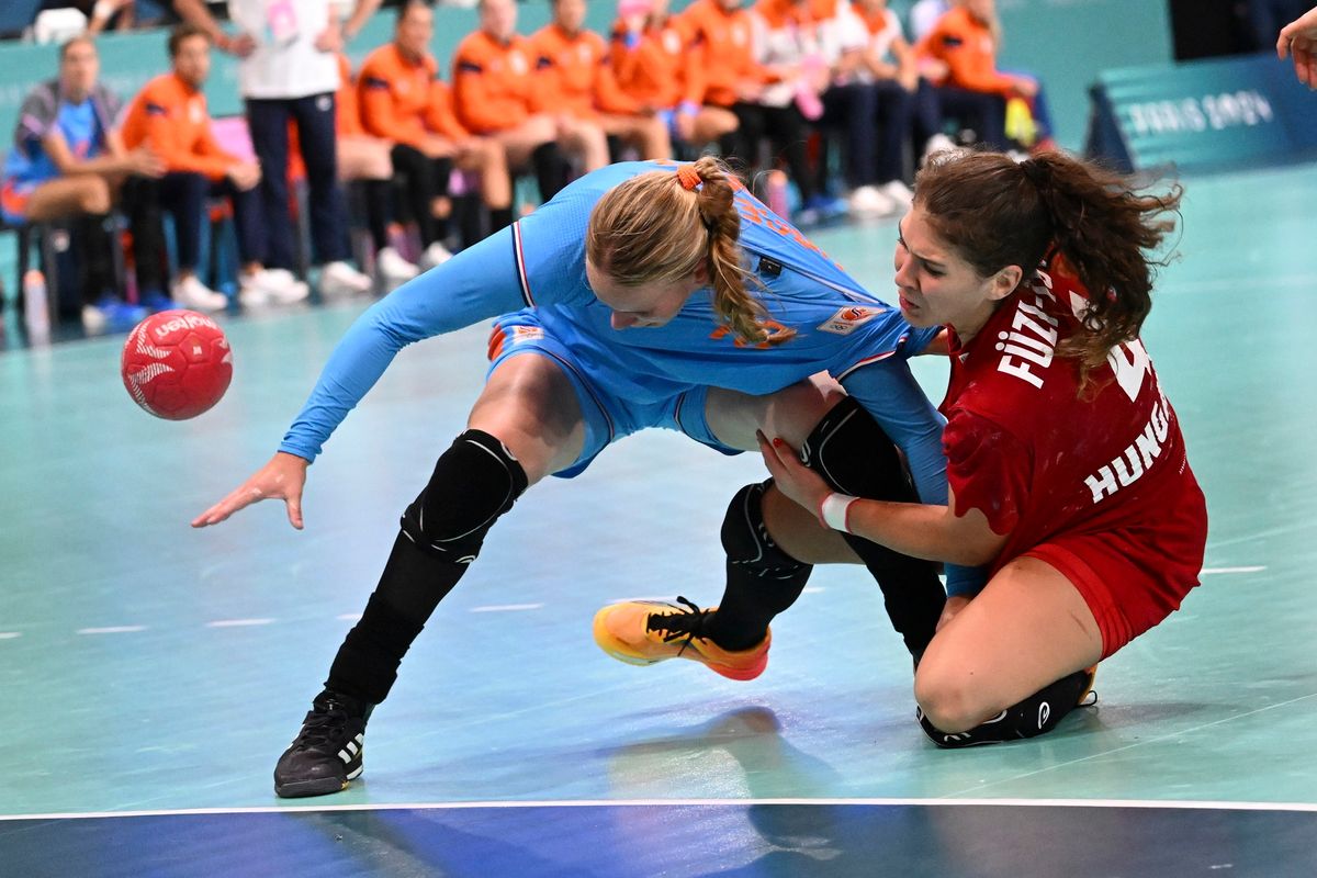 Füzi-Tóvizi Petra (j) és a holland Tamara Haggerty a 2024-es párizsi nyári olimpia női kézilabdatornájának B csoportjában játszott Magyarország - Hollandia mérkőzésen a Dél-párizsi Arénában 2024. augusztus 3-án. MTI/Illyés Tibor