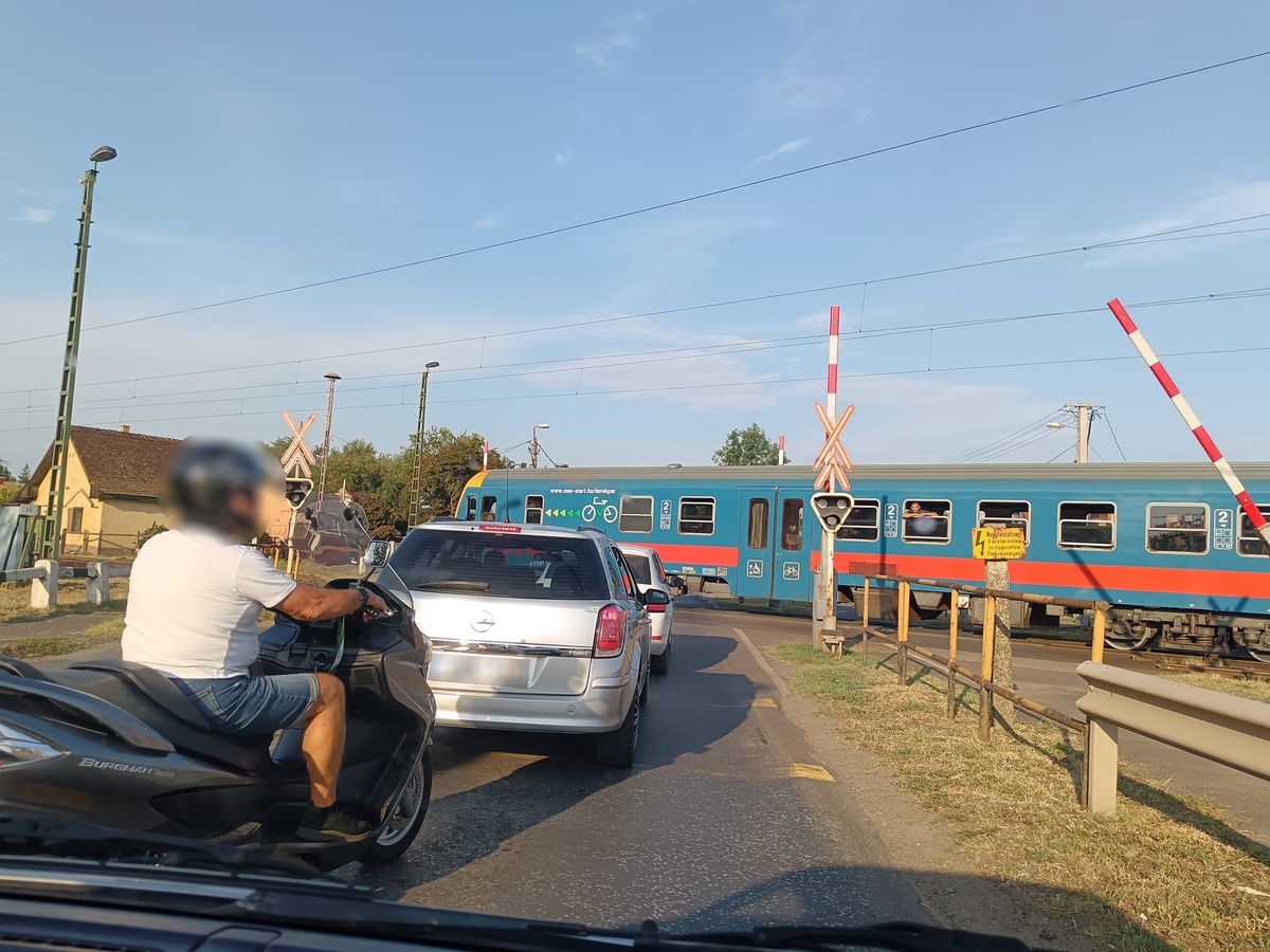 Személyvonat érkezett nyitott sorompónál a Sámsoni úti vasúti átjáróba