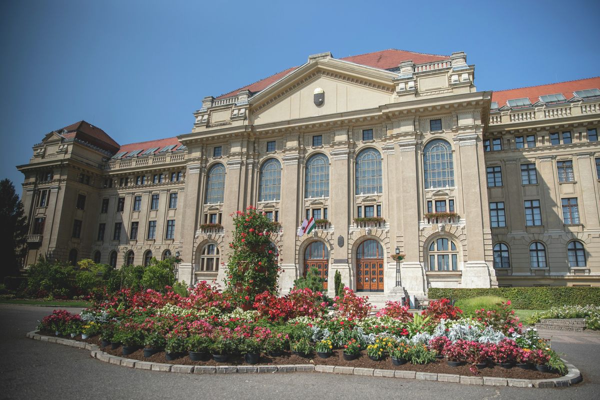 A Virágkarnevál alkalmából gyönyörű kerteket építettek a Debreceni Egyetem Főépületéhez